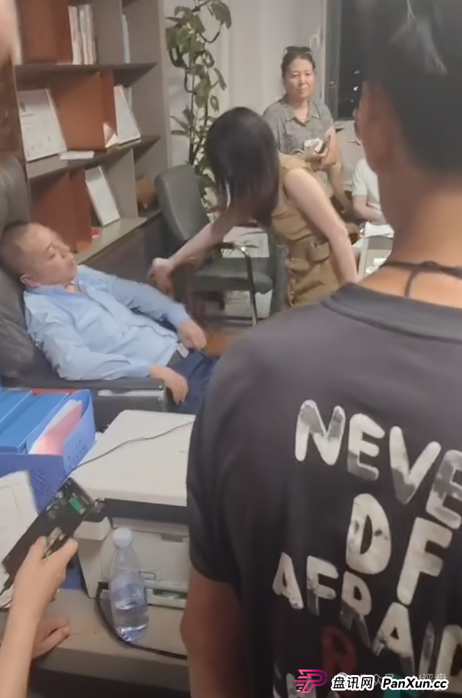 树拍易购资金盘崩盘,万人维权!警方已经立案了,特警接管在维持秩序,无数人血本无归!(6) 树拍易购资金盘崩盘,万人维权!警方已经立案了,特警接管在维持秩序,无数人血本无归!(6)